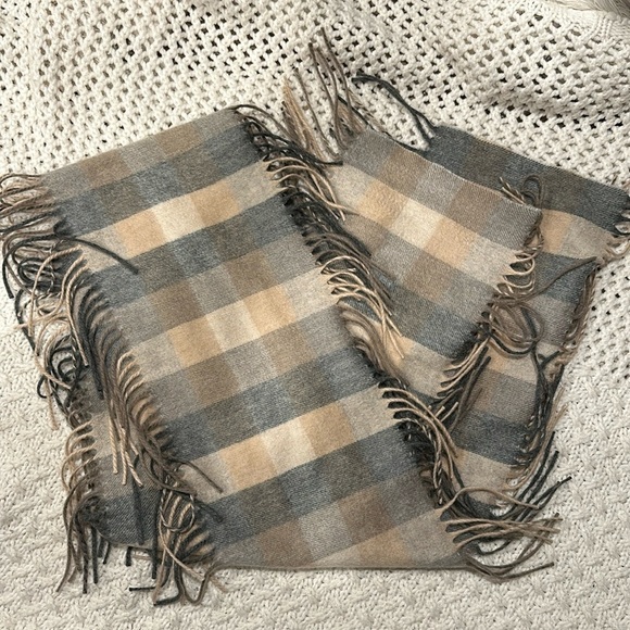 Charter Club 100% Soft
Cashmere Scarf Gray Beige Plaid
6.5" x 66" with 4" Fringe - Picture 1 of 6